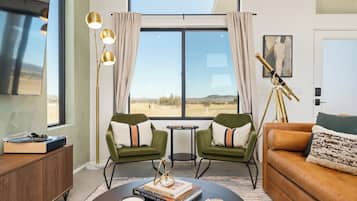 Smart TV, livros, aparelho de som