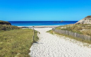 Beach nearby, fishing - 4 bedroom nice home in Plouarzel (Plouarzel)