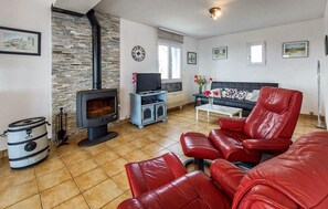 TV, fireplace - 4 bedroom nice home in Plouarzel (Plouarzel)