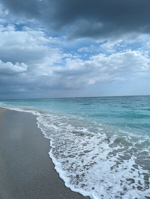 Chaises longues, serviettes de plage