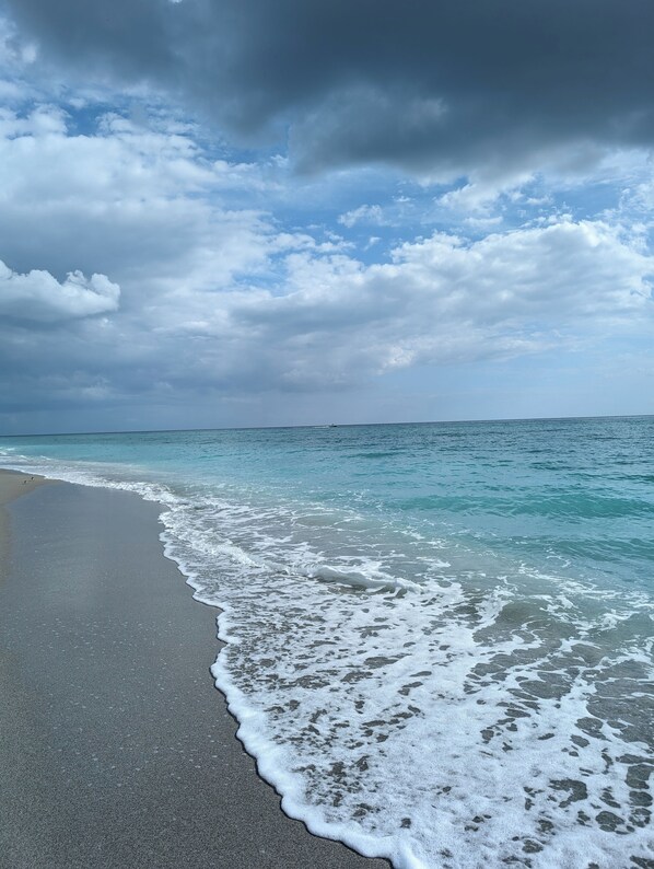 Chaises longues, serviettes de plage