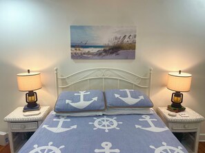 3 bedrooms, iron/ironing board, WiFi, bed sheets - Entire house 3 bedroom/2 full baths sleeps 8 guests 10min from beach & downtown! (St. Augustine)