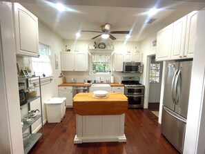 Kylskåp, mikrovågsugn, ugn och spishäll