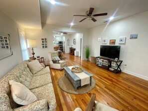 Smart TV, books - Entire house 3 bedroom/2 full baths sleeps 8 guests 10min from beach & downtown! (St. Augustine)