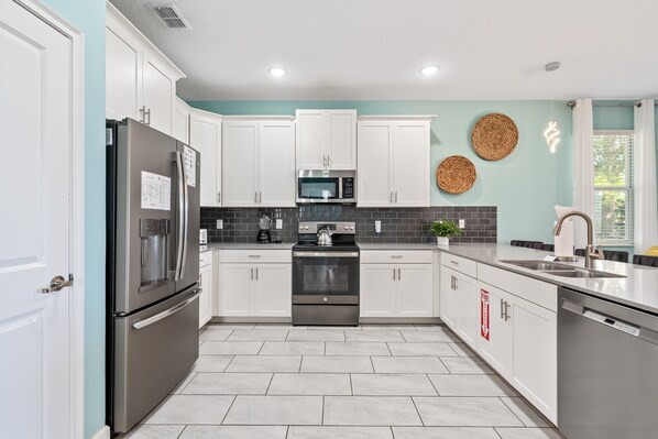 Fridge, microwave, oven, stovetop - The Retreat's Moon | 8 bed, 5 bath | Private Pool (Davenport)