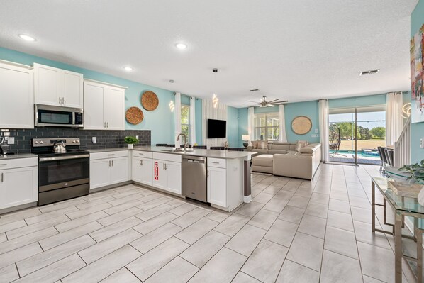 Fridge, microwave, oven, stovetop - The Retreat's Moon | 8 bed, 5 bath | Private Pool (Davenport)
