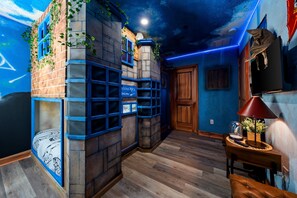 8 bedrooms, desk, iron/ironing board, WiFi - The Retreat's Moon | 8 bed, 5 bath | Private Pool (Davenport)
