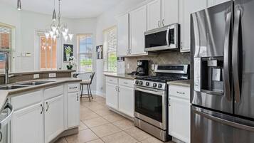 Een koelkast, een magnetron, een oven, een kookplaat