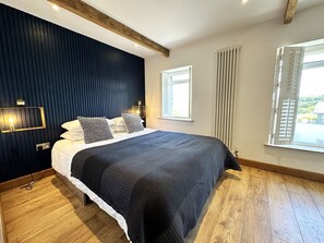 1 chambre, fer et planche à repasser, accès à Internet