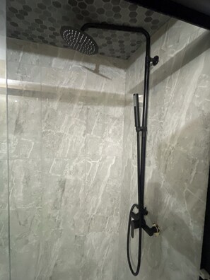 Serviettes fournies, savon, shampoing, papier toilette