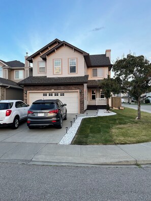 Exterior - Amazing place to Stay comfortable , Great atmosphere, Easy access . (Edmonton)