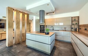 Refrigerador, horno, placa de cocina, lavavajillas