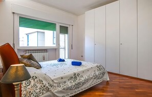 2 bedrooms, travel cot, free WiFi