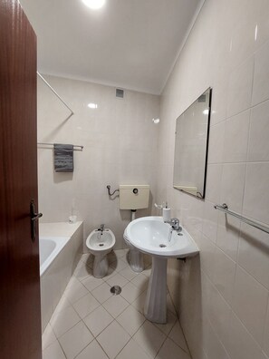 Dusche, Haartrockner, Bidet, Handtücher