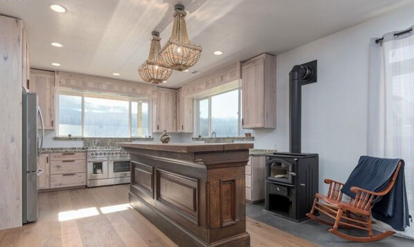 Mikrobølgeovn, ovn, kokeplater og oppvaskmaskin