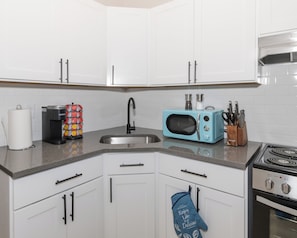 Een koelkast, een microgolfoven, een oven, een kookplaat