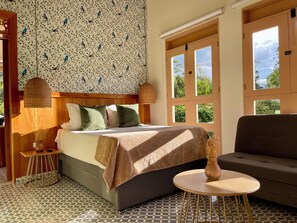 Tabla de planchar con plancha, wifi gratis y ropa de cama 