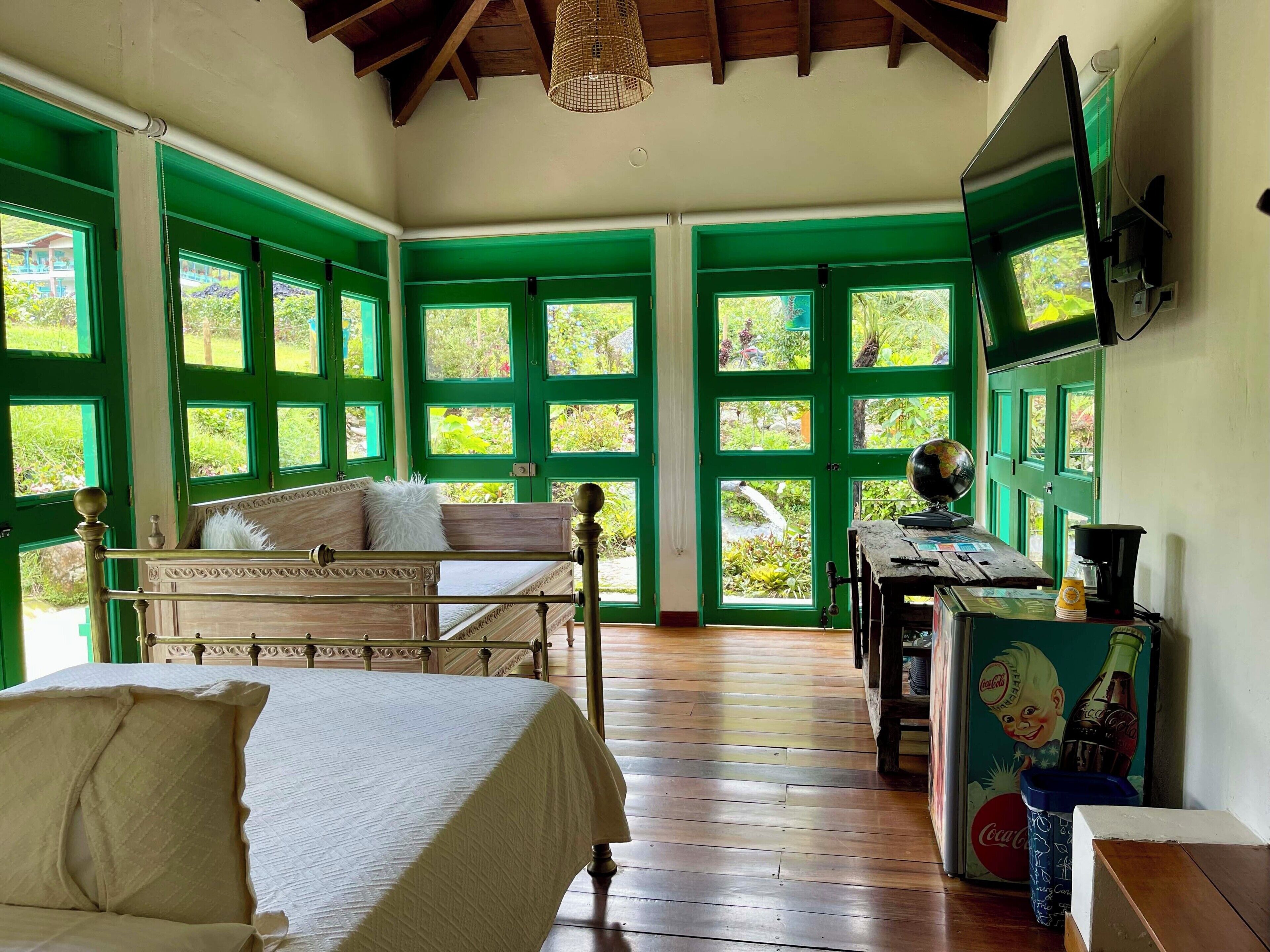 Family Cabin | Iron/ironing board, free WiFi, bed sheets