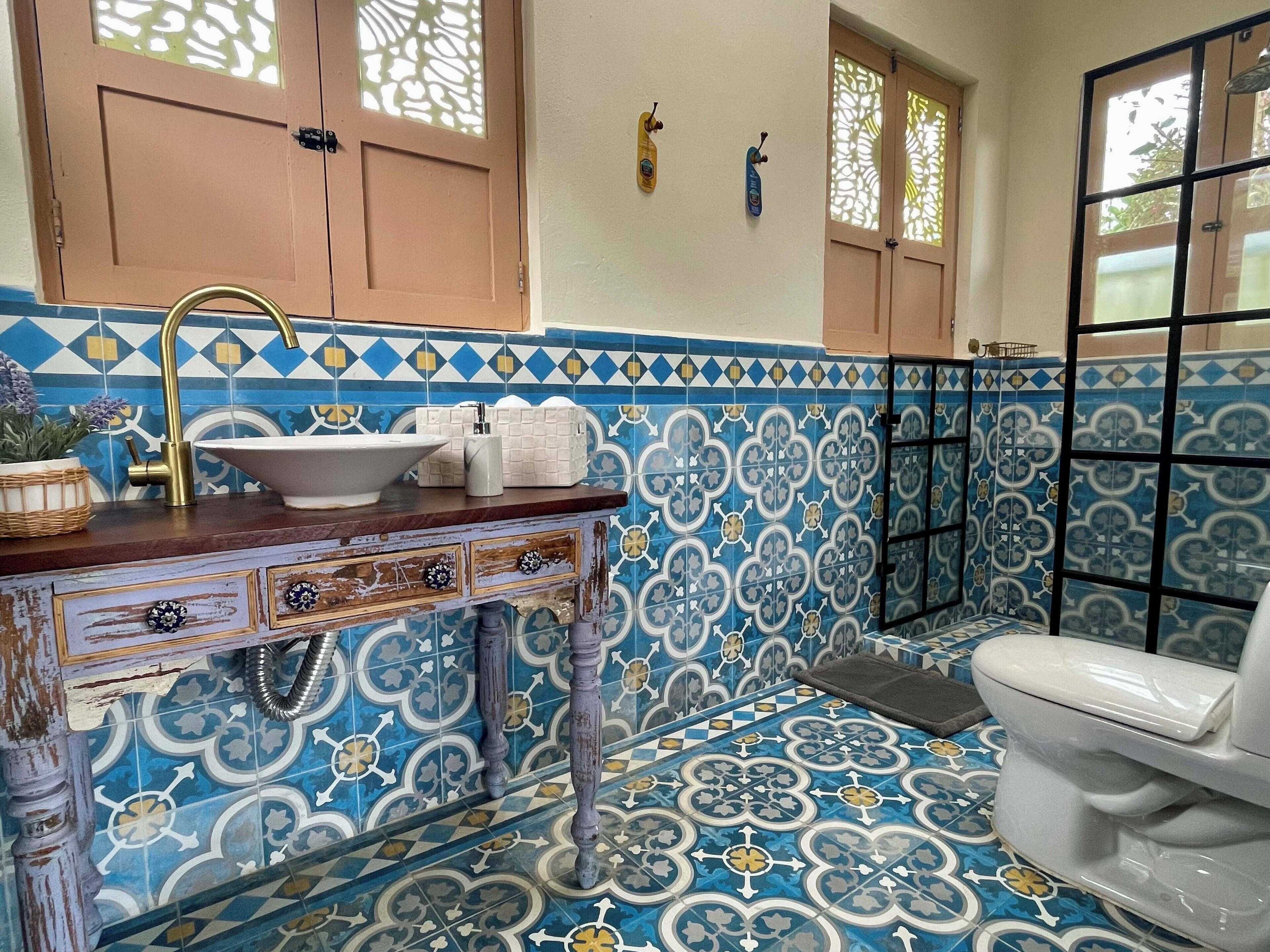 Une salle de bain équipée d’un lavabo, de toilettes et d’une douche.