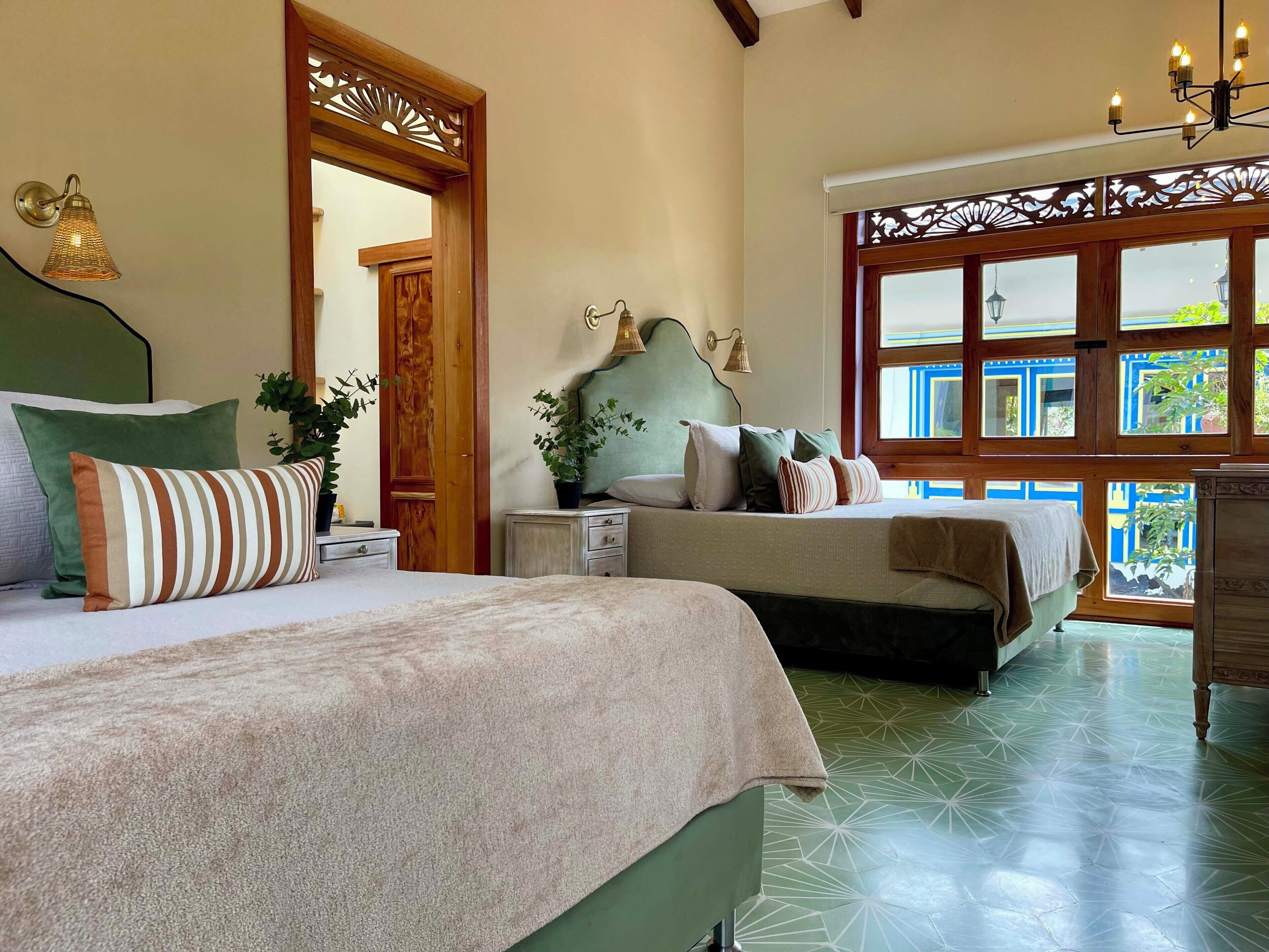 Suite estudio familiar | Tabla de planchar con plancha, wifi gratis, ropa de cama