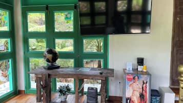 Family Cabin | Living area | 39-cm TV with cable channels