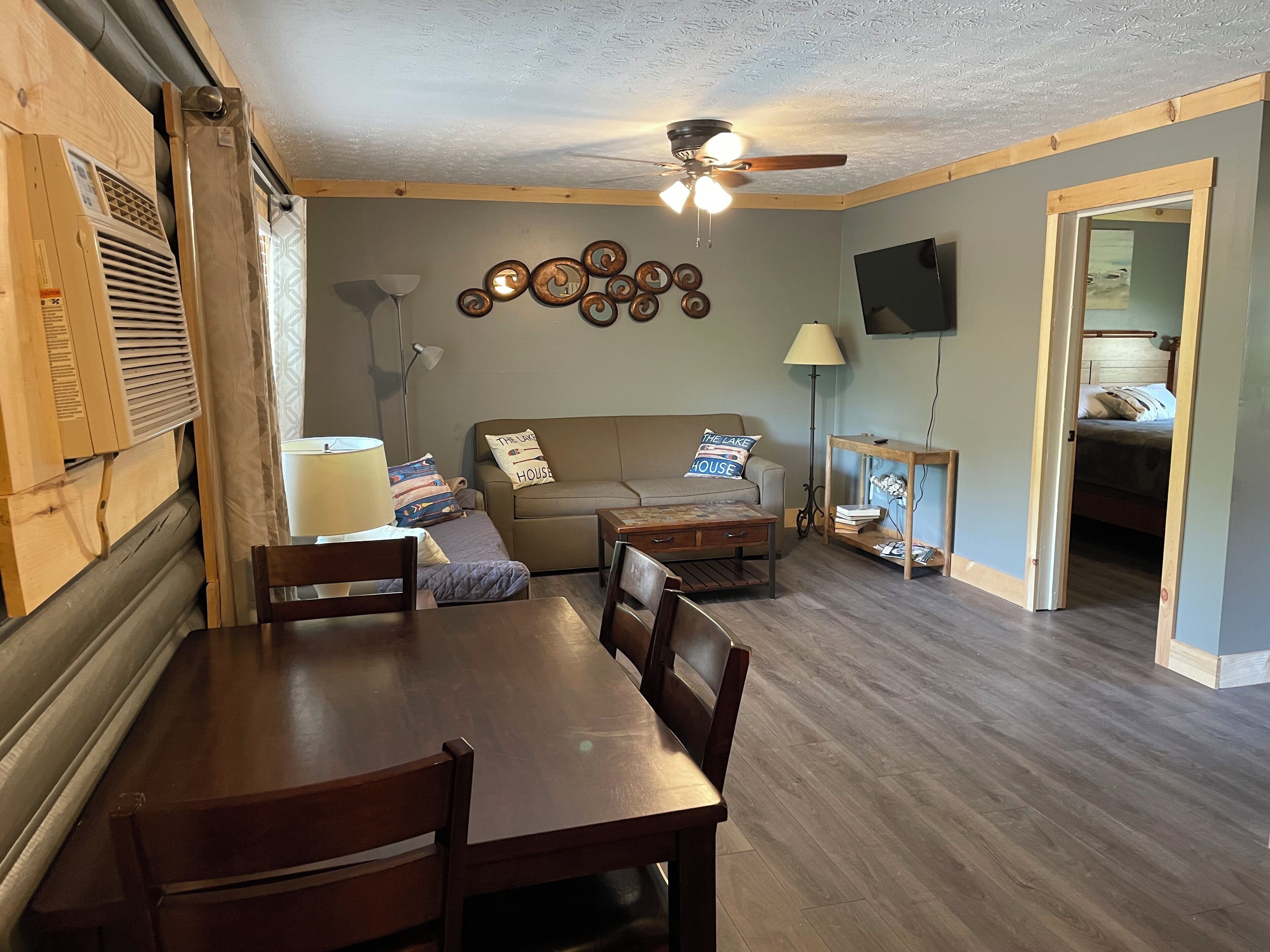 2-bedroom condo seconds from Lee’s Ford Marina & Boat Ramp -- cold AC and WIFI!!