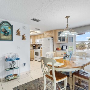 Huoneisto, useita sänkyjä, parveke, näköala uima-altaalle (Sea Turtle Cove at Cocoa Beach) | Ruokailu