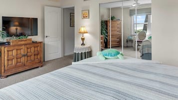Condo, varias camas, balcón, vista a la alberca (Sea Turtle Cove at Cocoa Beach) | 2 habitaciones, decoración personalizada y muebles diferentes