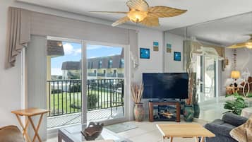 Apartment, Mehrere Betten, Balkon, Poolblick (Sea Turtle Cove at Cocoa Beach) | Wohnbereich | 42-Zoll-Flachbildfernseher mit Digitalempfang, Fernseher