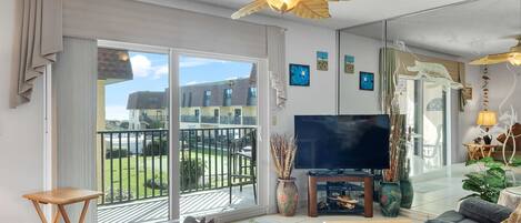Condo, varias camas, balcón, vista a la alberca (Sea Turtle Cove at Cocoa Beach) | Área de sala de estar | Televisión de pantalla plana de 42 pulgadas con canales digitales
