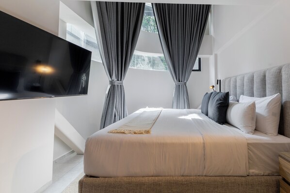 Luxe appartement, terras, uitzicht op de stad | 1 slaapkamer, een kluis op de kamer, een laptopwerkplek