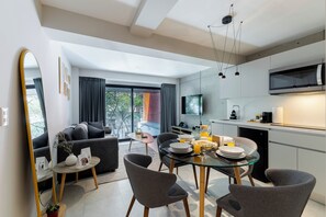 Comfort Apartment, City View | Dining room - Capitalia Hipodromo Condesa (Mexico City)