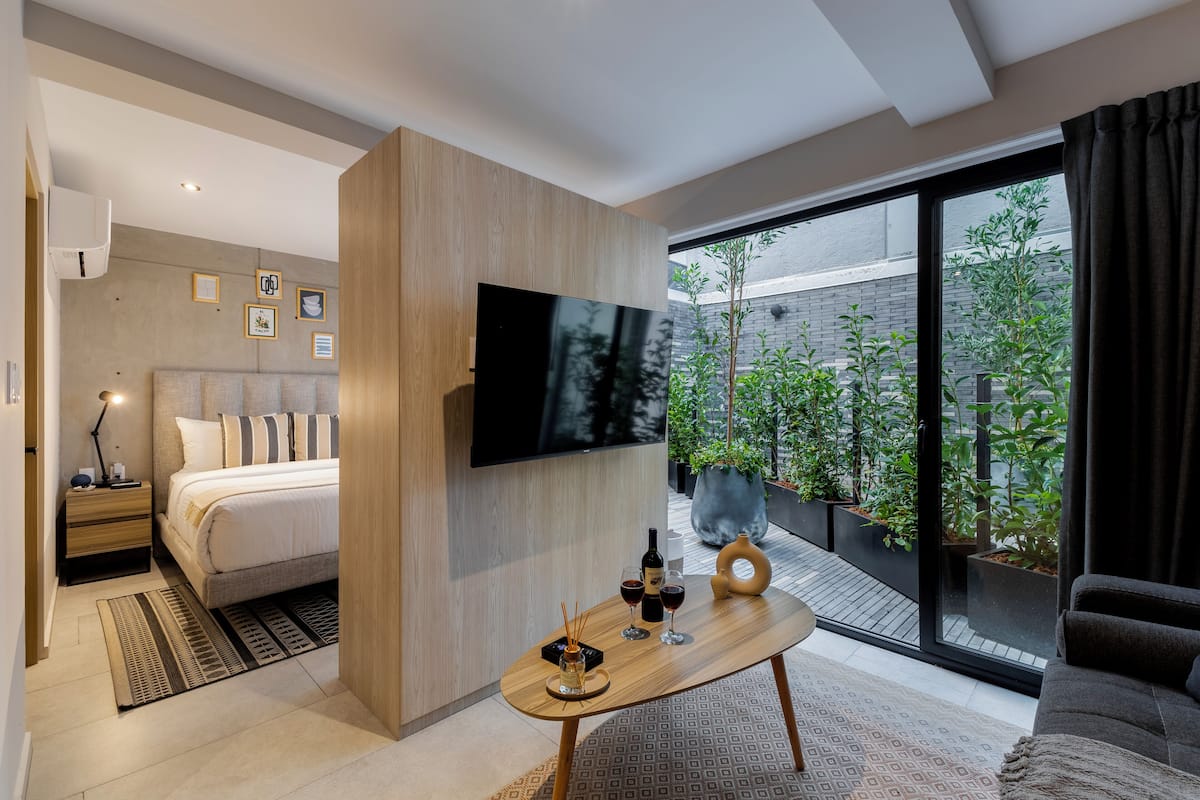Apartamento Premium, patio | 1 dormitorio, caja fuerte, espacio para trabajar con un portátil