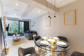 Premium Apartment, Patio | Dining room - Capitalia Hipodromo Condesa (Mexico City)