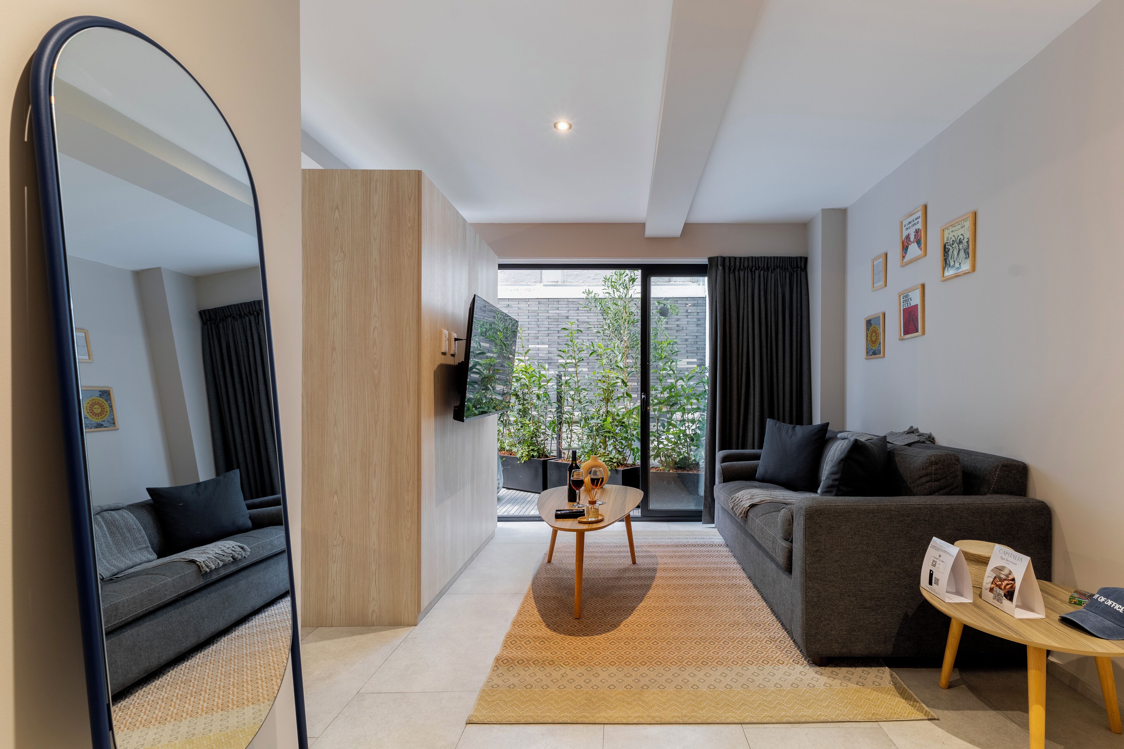 Leilighet – premium, terrasse | Oppholdsområde | En 50-tommers Flatskjerm-TV med digitale kanaler