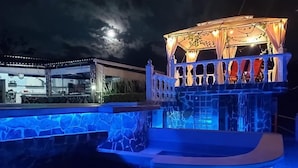 A pool area with a stone facade and a gazebo with white railings. - Finca Hotel Castillo del Toro (Armenia)