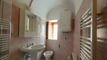 Douche, sĂšche-cheveux, serviettes fournies