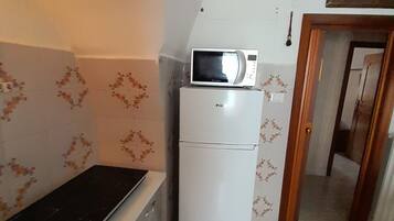 Réfrigérateur, micro-ondes, cafetiÚre/bouilloire