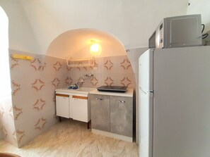 Fridge, microwave, coffee/tea maker, cookware/dishes/utensils - Apartment Dimora Maggi 1 al Caminetto - Affitti Br (Monte Sant´Angelo)