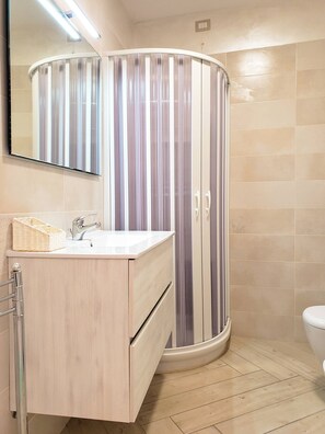 Een douche, een haardroger, handdoeken