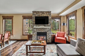 Smart TV, chimenea y futbolito