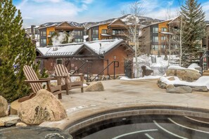 Property grounds - Moonlight Pooldeck - Trailhead’s Premier Resort Condo w Gondola Access (Steamboat Springs)
