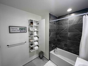 Hair dryer, towels - 2BR/2Ba Apt-5 min to Seton Hall w/patio & parking (East Orange)