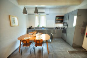 Fridge, microwave, oven, coffee/tea maker