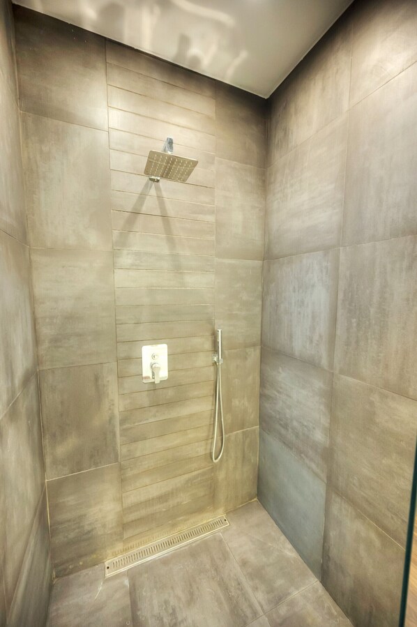 Douche, séchoir à cheveux, serviettes fournies
