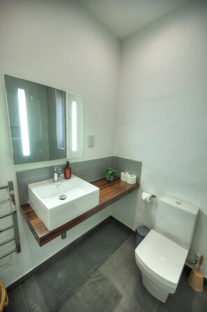 Douche, séchoir à cheveux, serviettes fournies