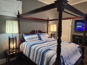 7 bedrooms, desk, iron/ironing board, WiFi - Timeless Elegance with Modern Luxury: Historic 6-BR Home plus attached 1-BR Apt (Onancock)