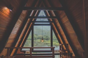 패밀리 캐빈, 침실 2개, 분사식 욕조, 호수 전망 | 1 개의 침실, 고급 침구, 책상, 노트북 작업 공간