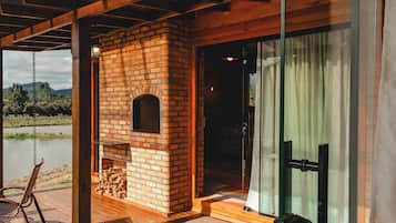 Cabana luxo, banheira de hidromassagem, ao lado do lago | Varanda coberta