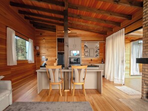 Cabaña Deluxe, bañera de hidromasaje, junto al lago | Comedor